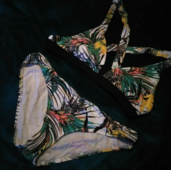 Swimsuit - Picture 7 of 8